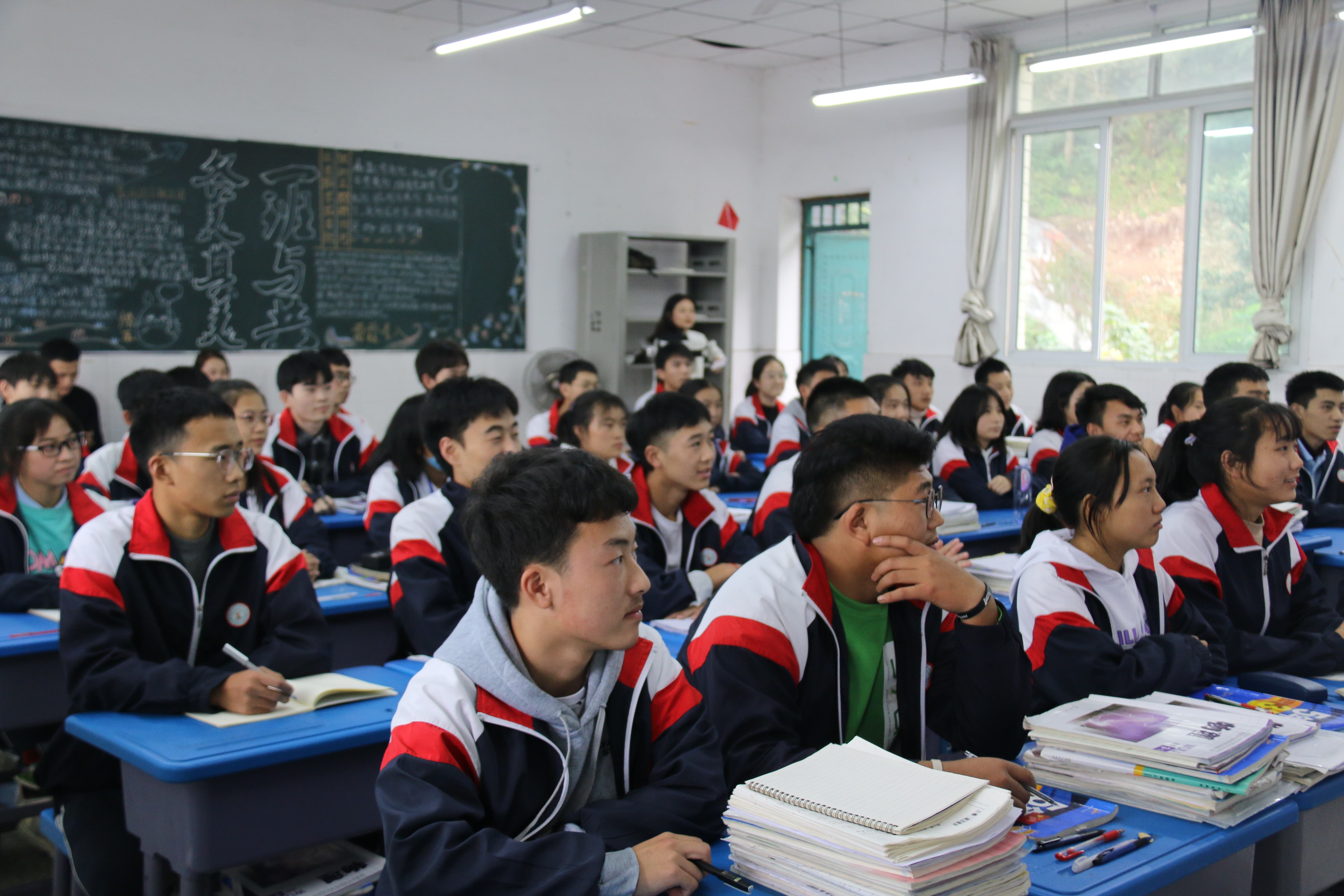 同学们认真倾听.JPG 同学们认真倾听.JPG