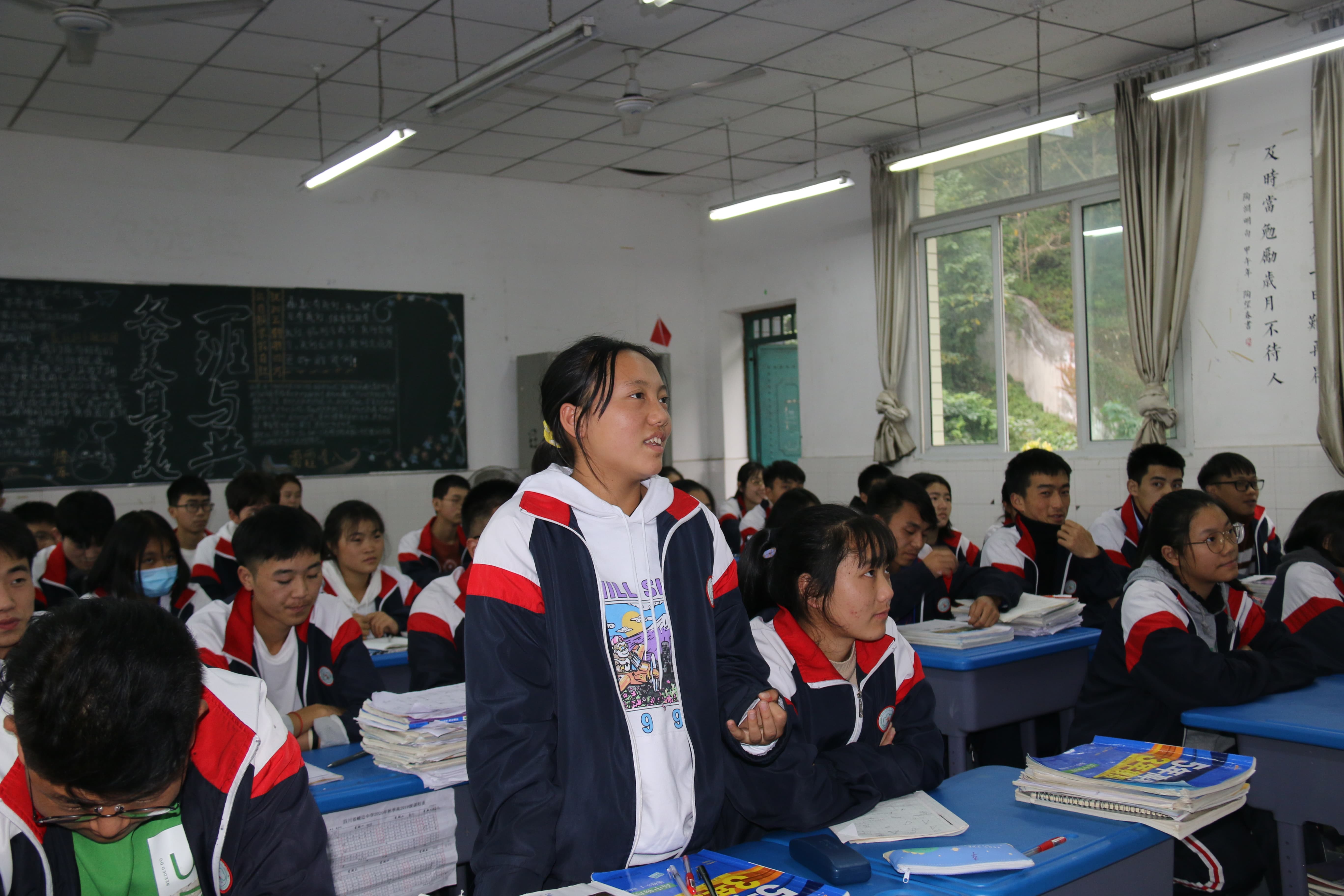 同学们畅谈抗美援朝精神.JPG 同学们畅谈抗美援朝精神.JPG