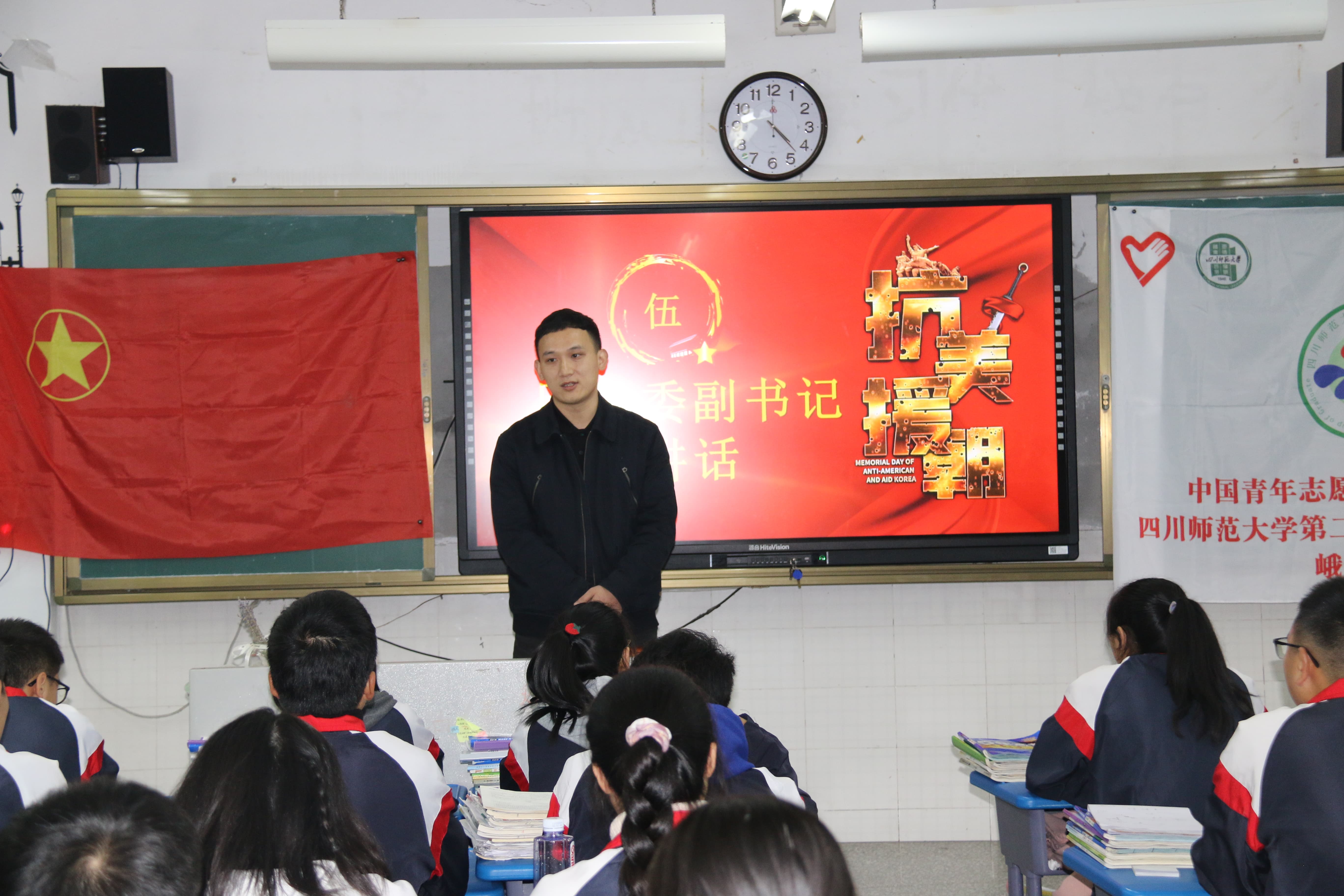 吴柯宏副书记与同学们亲切交流.JPG 吴柯宏副书记与同学们亲切交流.JPG