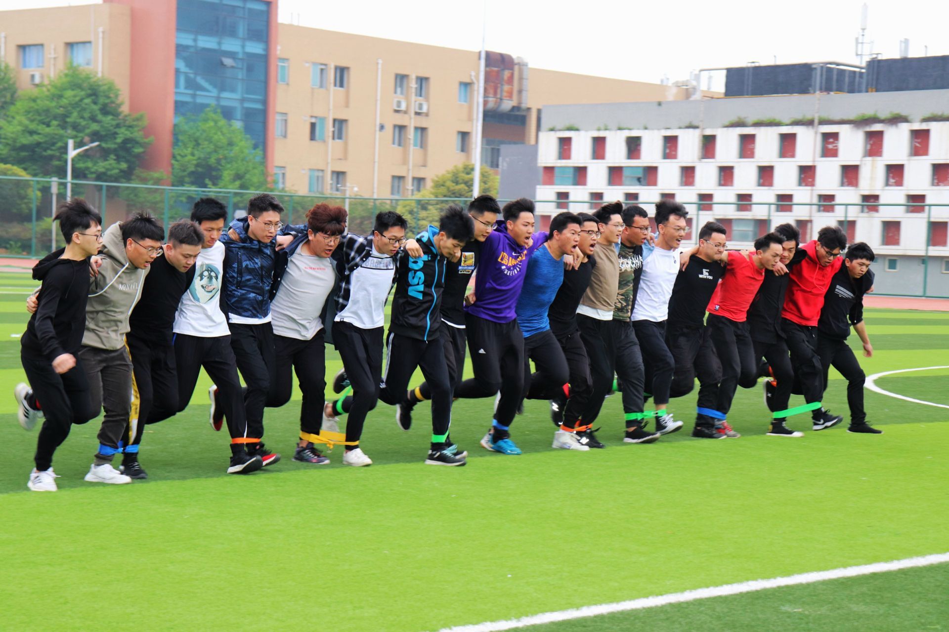 记外国语学院参加第56届学生运动会之男子20人21条腿决赛