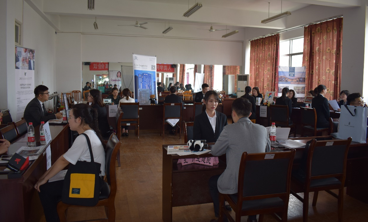 图为学生面试场景 历史文化与旅游学院记者夏海钰撰