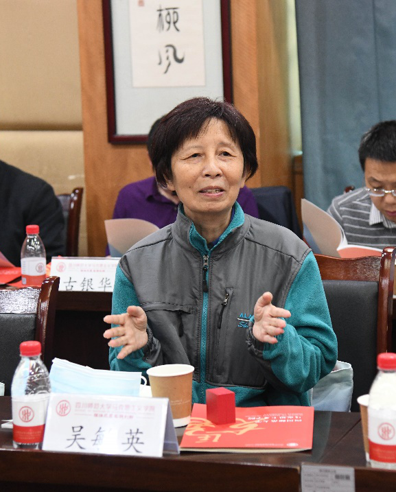 学院校友工作顾问委员会主任吴敏英发言