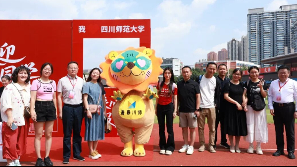 2025年迎新现场，川师志愿者的暖心瞬间